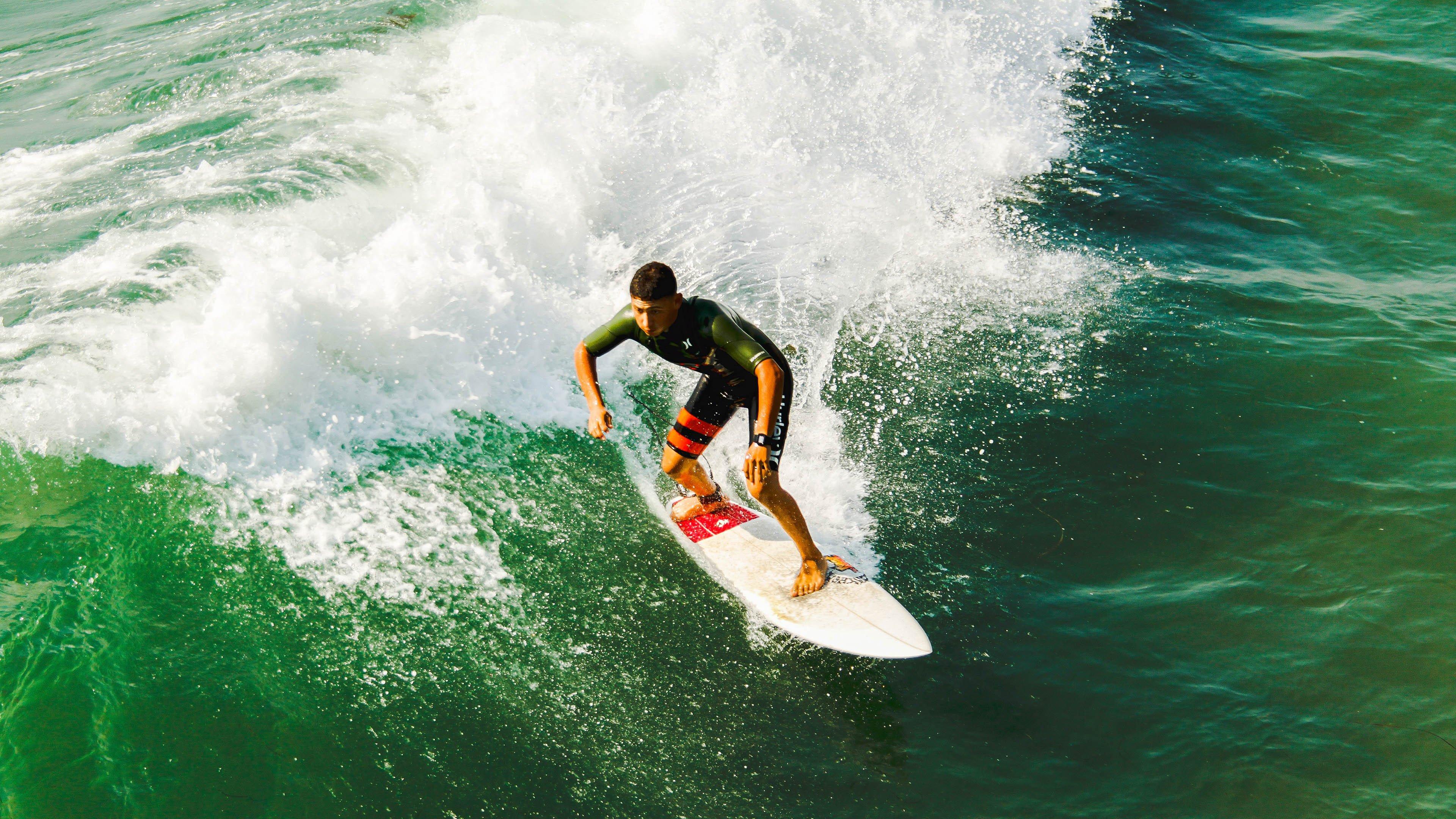 巴黎奥运会入场式引热议，美国队旗消失瞬间，怀特幽默回应詹姆斯掌旗，镜头不在我